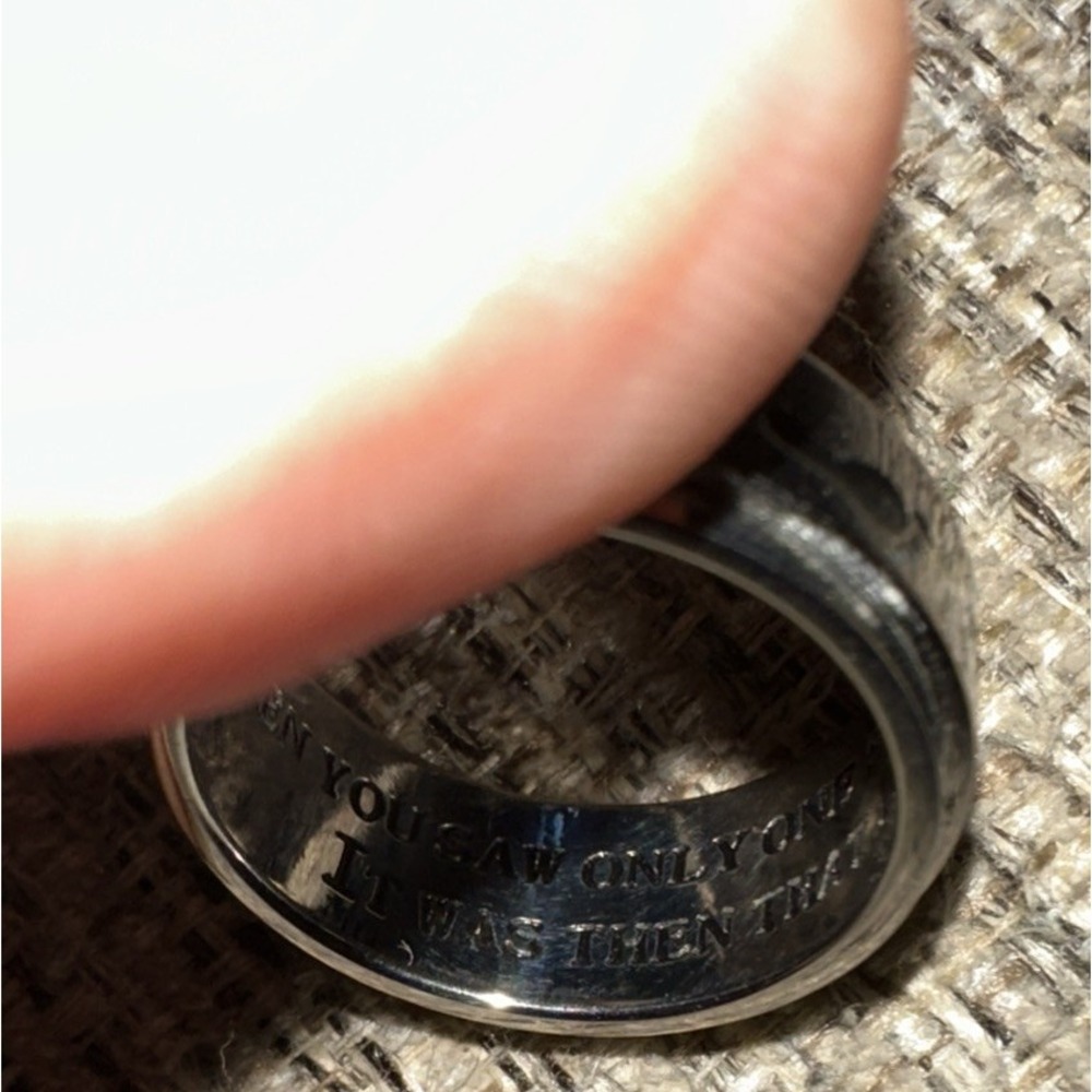 Footprints in the Sand Ring Inspirational Black Silver Stainless Steel SZ‎ 5-7 - Picture 2 of 3
